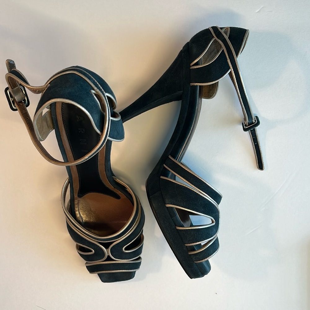 Vintage Marni suede Navy and Silver pumps! 
Gorgeous made in Italy EU size 40
